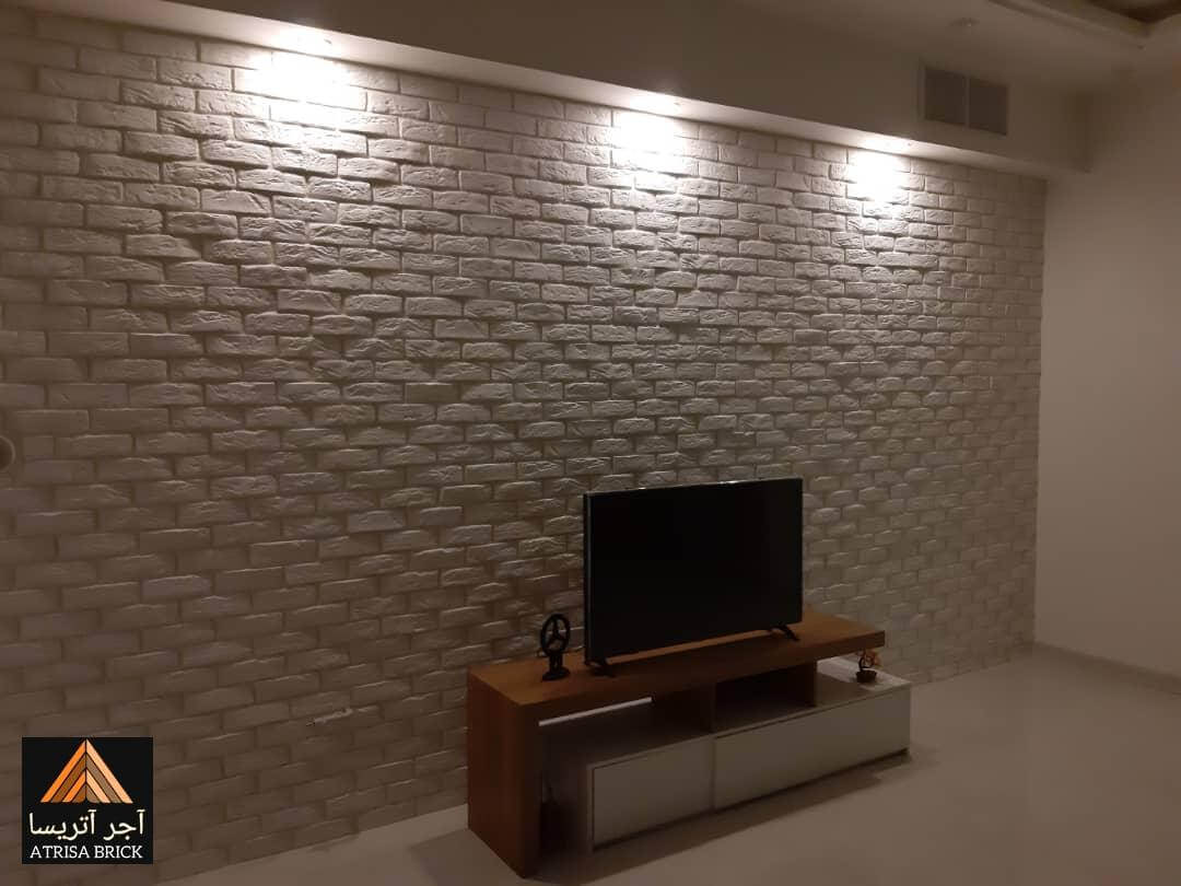 طراحی و دکوراسیون دیوار پشت تلویزیون با آجر دکوراتیو سفید آتریسا