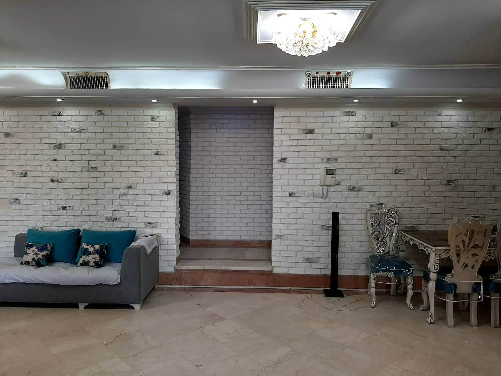 دیوار آجری در اتاق نشیمن با آجر سفید دکوراتیو