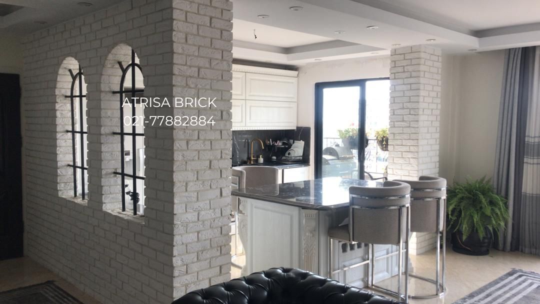 نمای دیوار آشپزخانه با آجر دکوراتیو سفید آتریسا