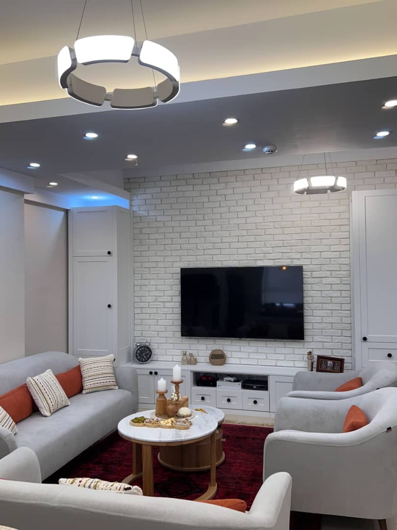 طراحی و دیزاین دیوار پشت تلویزیون با آجر نما سفید